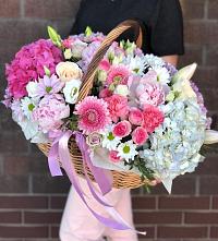 Композиция солнечный день в Фатеже Цветочная композиция из Розы, Хризантемы, Пионы и Лизиантусы в корзине в Фатеже