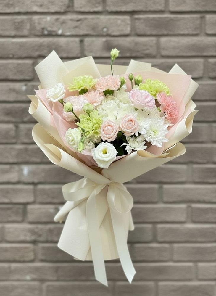 Букет цветов из: Гвоздики, Розы, Лизиантусы и Хризантемы в Фатеже