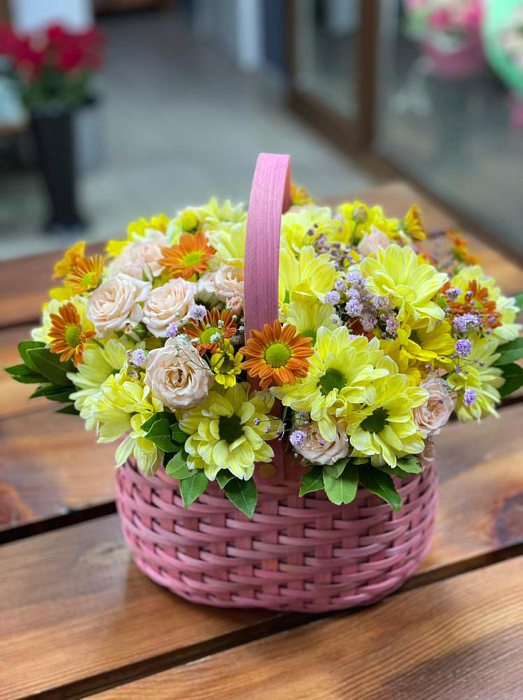 Цветочная композиция из Хризантемы и Розы в корзине в Фатеже
