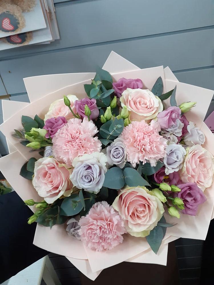 Букет цветов из: Розы, Гвоздики и Лизиантусы в Фатеже