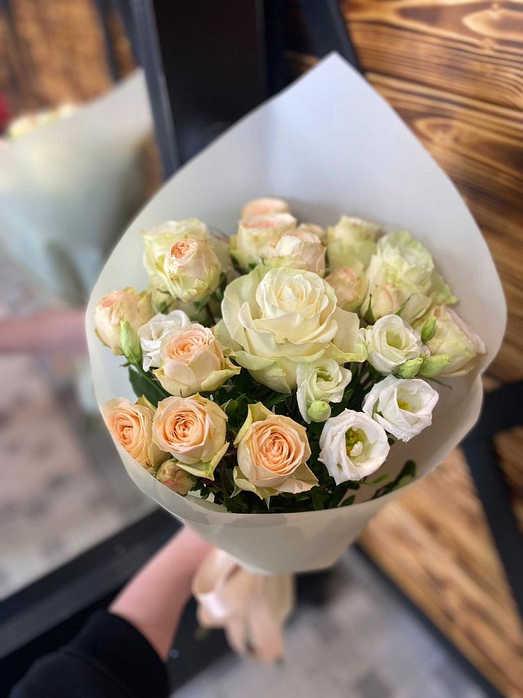 Букет цветов из: Розы и Лизиантусы в Фатеже